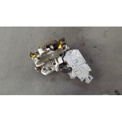  Замок двери передней левой к  Nissan  Primera,  1997