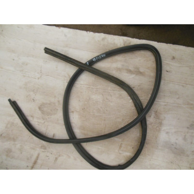  Уплотнитель двери передней левой к  Nissan  Primera,  1998