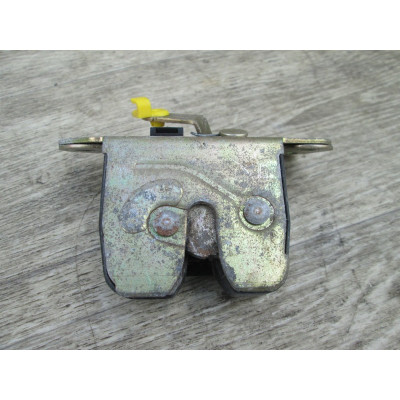  Замок багажника к  Mitsubishi  Carisma,  2000