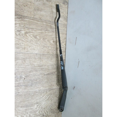  Щеткодержатель (поводок стеклоочистителя, дворник) к  Volkswagen  Golf,  1996