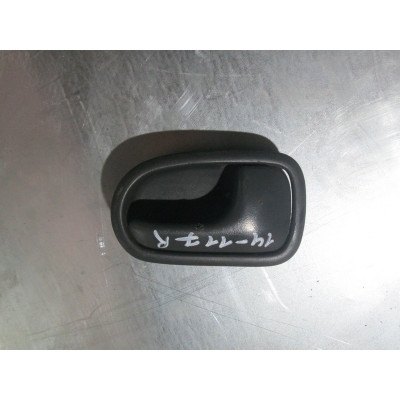  Ручка внутренняя задняя правая к  Mazda  323,  1997