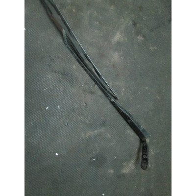  Щеткодержатель (поводок стеклоочистителя, дворник) к  Nissan  Primera,  1993