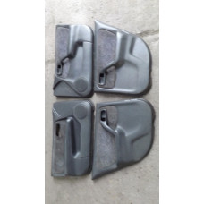  Обшивка двери (дверная карта) комплект к  Nissan  Primera,  1997