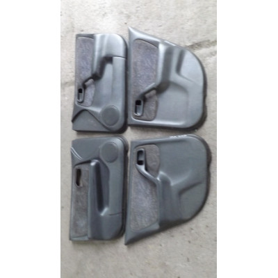  Обшивка двери (дверная карта) комплект к  Nissan  Primera,  1997