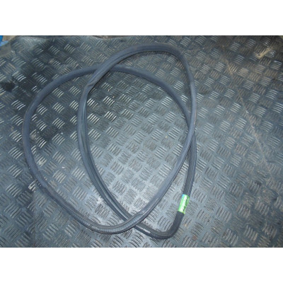  Уплотнитель двери передней правой к  Mercedes  E W210,  2001