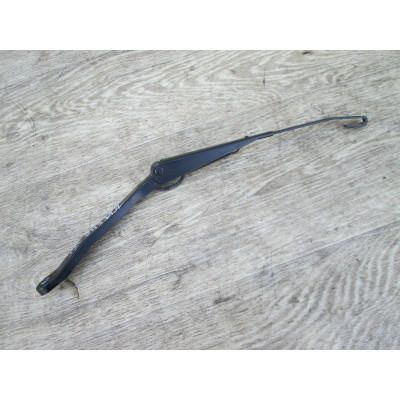  Щеткодержатель (поводок стеклоочистителя, дворник) к  Nissan  Terrano,  2000