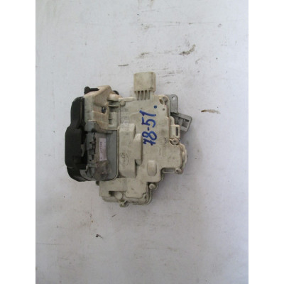  Замок двери передней правой к  Audi  A4,  2001