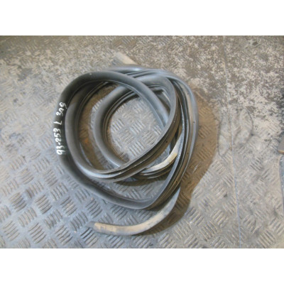  Уплотнитель двери задней левой к  Alfa Romeo  146,  1999