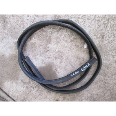  Уплотнитель двери задней левой к  Renault  Megane,  1999