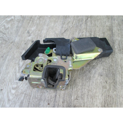 Замок двери задней левой к  Mitsubishi  Carisma,  2000