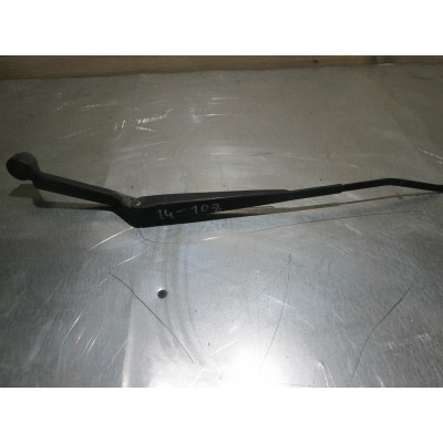  Щеткодержатель (поводок стеклоочистителя, дворник) к  Mazda  323,  1997