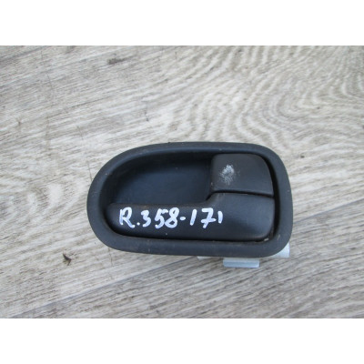  Ручка внутренняя задняя правая к  Mazda  626,  1996
