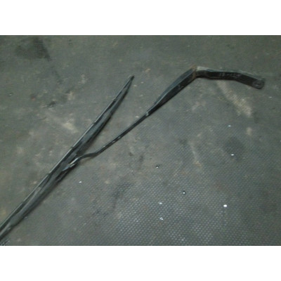  Щеткодержатель (поводок стеклоочистителя, дворник) к  Nissan  Primera,  1993