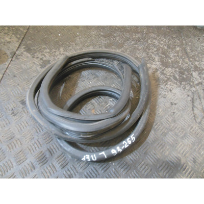  Уплотнитель двери передней левой к  Alfa Romeo  146,  1999