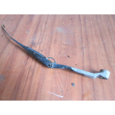  Щеткодержатель (поводок стеклоочистителя, дворник) к  Mitsubishi  Galant,  1995