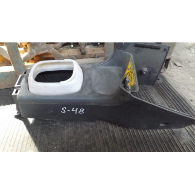  Консоль салона (кулисная часть) к  Mitsubishi  Colt,  1998