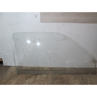  Стекло двери передней правой к  Volkswagen  Golf,  1995