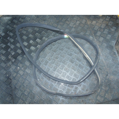  Уплотнитель двери задней левой к  Mercedes  E W210,  2001