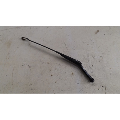  Щеткодержатель (поводок стеклоочистителя, дворник) к  Audi  100,  1986