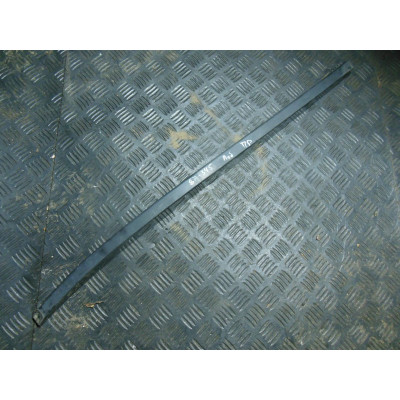  Молдинг стекла лобового к  Mercedes  E W210,  2001