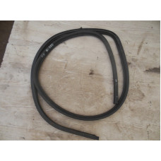  Уплотнитель двери передней правой к  Nissan  Primera,  1998