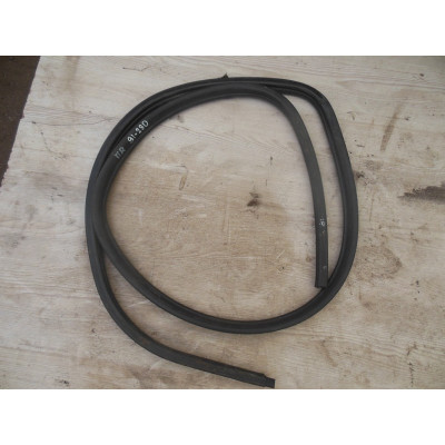  Уплотнитель двери передней правой к  Nissan  Primera,  1998