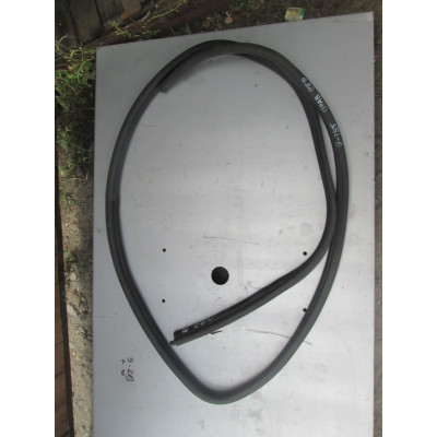  Уплотнитель двери передней правой к  Renault  Megane,  1999