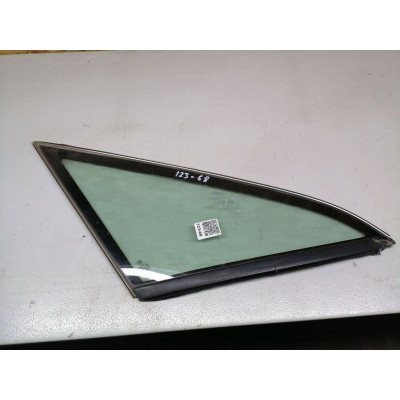 Стекло кузовное боковое правое к  Audi  80,  1990