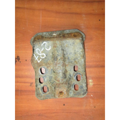 Кронштейн крепления бампера переднего к  Audi  100,  1985