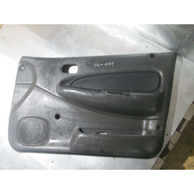 Обшивка двери передней правой (дверная карта) к  Mazda  323,  1997