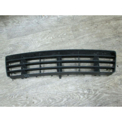 Заглушка (решетка) в бампер передний к  Audi  A6,  2000